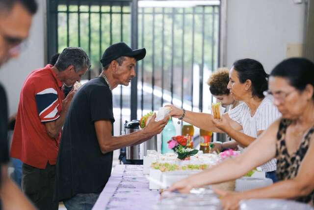 No Marcos Roberto, igreja acolhe quem vive na rua com banho e caf&eacute; quente