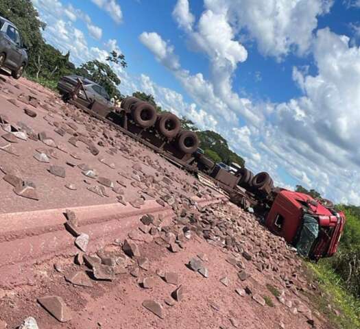 Carreta tomba, espalha min&eacute;rio em rodovia e causa congestionamento quilom&eacute;trico