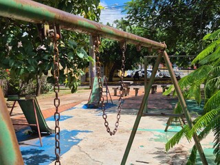 Nos bairros, parquinhos p&uacute;blicos se tornam cemit&eacute;rios de estruturas deterioradas