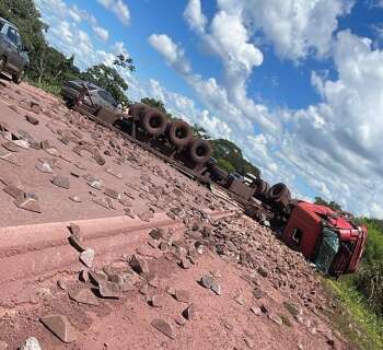 Carreta tomba, espalha min&eacute;rio em rodovia e causa congestionamento quilom&eacute;trico