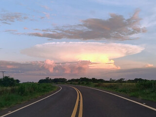  Fen&ocirc;meno raro de nuvem "Bigorna" &eacute; registrado pr&oacute;ximo ao munic&iacute;pio de Bonito