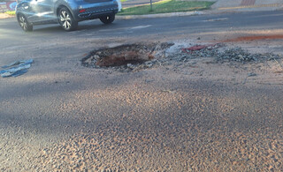 Bueiro sem tampa coloca pedestres e motoristas em risco