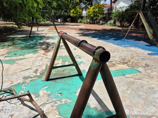 Nos bairros, parquinhos p&uacute;blicos se tornam cemit&eacute;rios de estruturas deterioradas