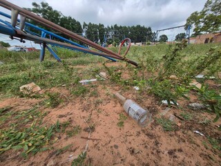 Nos bairros, parquinhos p&uacute;blicos se tornam cemit&eacute;rios de estruturas deterioradas