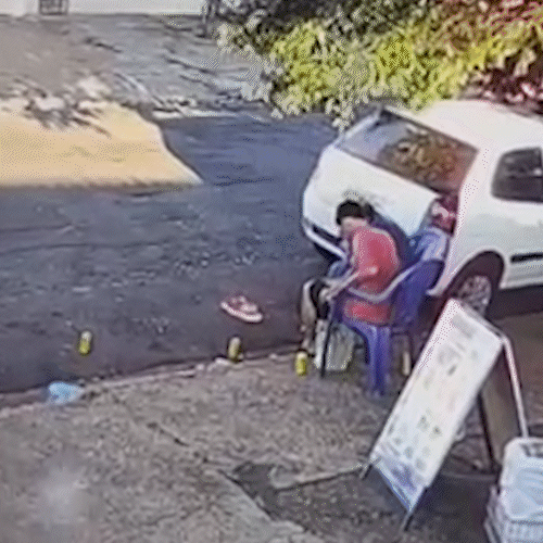 Com apenas uma perna, homem aproveita cochilo de estudante e furta motocicleta