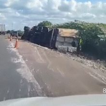 Opera&ccedil;&atilde;o para destombar carreta de algod&atilde;o causa engarrafamento na BR-163