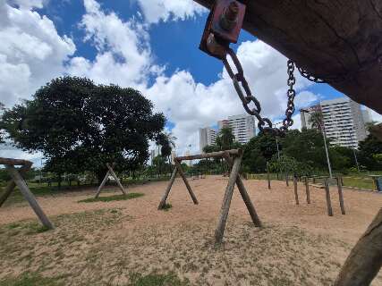 Nos bairros, parquinhos p&uacute;blicos se tornam cemit&eacute;rios de estruturas deterioradas