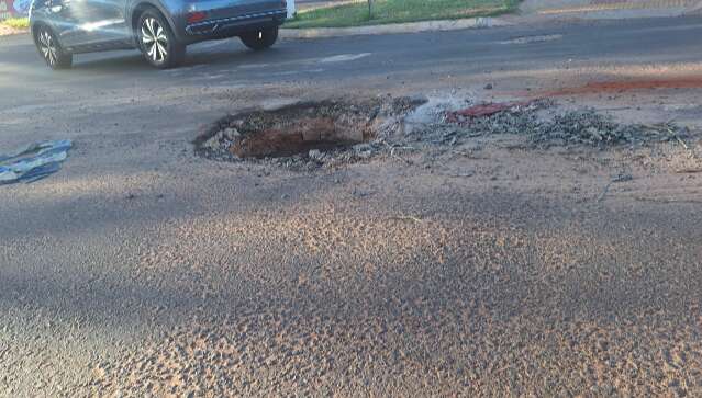 Bueiro sem tampa coloca pedestres e motoristas em risco