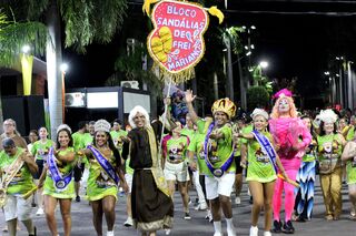 Sandálias de Frei Mariano festeja a “praga” do padre vingativo