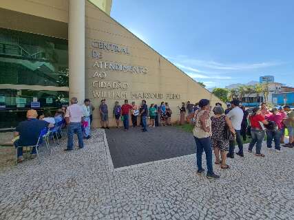 Perdidos, contribuintes madrugam para garantir atendimento sobre o IPTU
