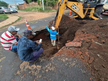 Buraco aberto h&aacute; uma semana causa transtornos no Bairro M&aacute;rio Covas