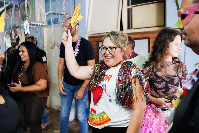 Contra o tabu da "loucura", bloco levou glitter e inclus&atilde;o para o CAPS