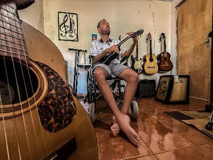 Eddy j&aacute; tocou com D&eacute;lio e Delinha e hoje desafia doen&ccedil;a com m&uacute;sica