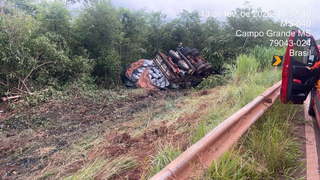 Motorista morre ap&oacute;s caminh&atilde;o tombar na MS-040