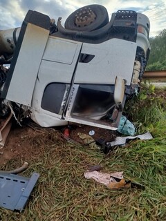 Caminhão tomba com bois e motorista morre esmagado por cabine na BR-158 Caminhão tomba com bois e motorista morre esmagado por cabine na BR-158