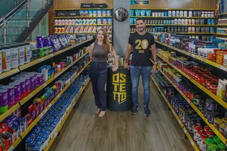 Farmac&ecirc;utico desiste de rem&eacute;dios e p&otilde;e sobrenome da fam&iacute;lia no mercado fitness