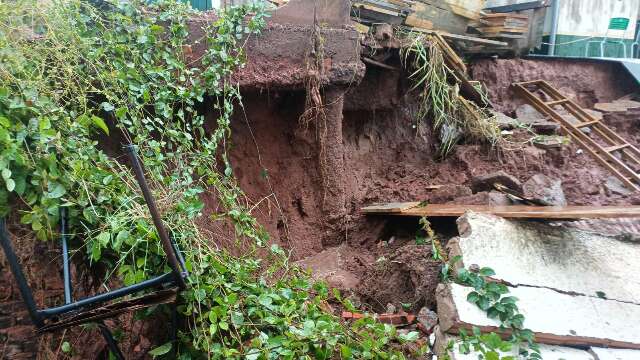 Chuva forte derruba muro de escola em Bela Vista