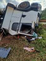 Caminh&atilde;o tomba com bois e motorista morre esmagado por cabine na BR-158
