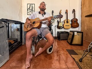 Eddy já tocou com Délio e Delinha e hoje desafia doença com música Eddy já tocou com Délio e Delinha e hoje desafia doença com música