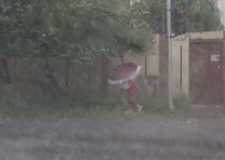 Ap&oacute;s 15 mil&iacute;metros na madrugada, chuva volta forte &agrave; Capital