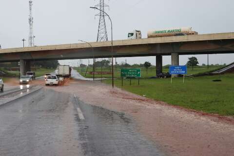 Em 40 minutos, Capital registra 23 mil&iacute;metros de chuva e 1,2 mil raios