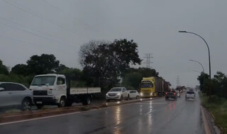 Em meia hora de chuva, Av. João Arinos volta a alagar e gera congestionamento Em meia hora de chuva, Av. João Arinos volta a alagar e gera congestionamento