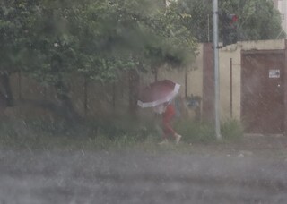 Ap&oacute;s 15 mil&iacute;metros na madrugada, chuva volta forte &agrave; Capital