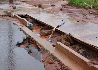 Enxurrada cobre asfalto e motoristas se arriscam em rua alagada no Noroeste