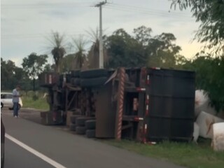 Carreta tomba com 30 toneladas de silagem na sa&iacute;da para Cuiab&aacute;