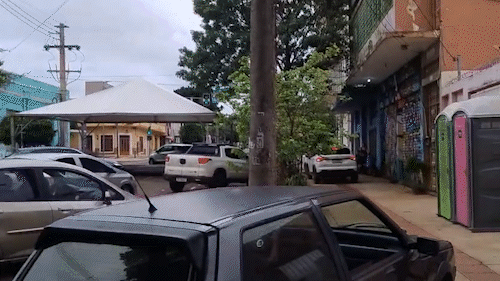 Interdi&ccedil;&atilde;o vira caos e carros invadem a cal&ccedil;ada para desviar de tenda na rua 