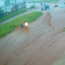 Moto &eacute; arrastada por enxurrada de poucos minutos de chuva
