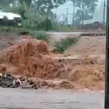  Em meia hora de chuva, Av. Jo&atilde;o Arinos volta a alagar e gera congestionamento