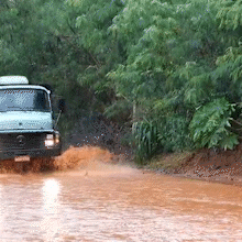 Enxurrada cobre asfalto e motoristas se arriscam em rua alagada no Noroeste