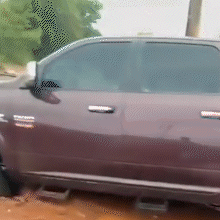 Chuva abre cratera em trecho em obras e caminhonete cai na Rua da Divis&atilde;o