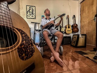 Eddy já tocou com Délio e Delinha e hoje desafia doença com música Eddy já tocou com Délio e Delinha e hoje desafia doença com música