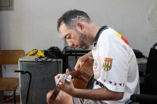 Eddy já tocou com Délio e Delinha e hoje desafia doença com música Eddy já tocou com Délio e Delinha e hoje desafia doença com música