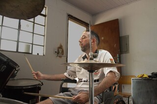 Eddy já tocou com Délio e Delinha e hoje desafia doença com música Eddy já tocou com Délio e Delinha e hoje desafia doença com música