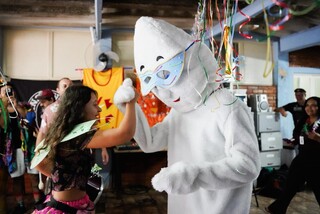 Contra o tabu da "loucura", bloco levou glitter e inclusão para o CAPS Contra o tabu da "loucura", bloco levou glitter e inclusão para o CAPS