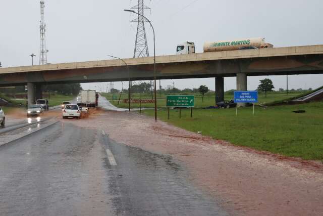  Em meia hora de chuva, Av. Jo&atilde;o Arinos volta a alagar e gera congestionamento