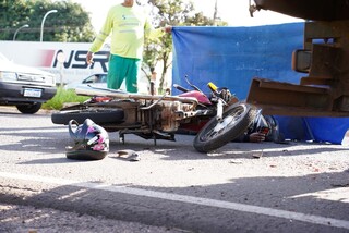 Motociclista bate em caminh&atilde;o e deixa tr&acirc;nsito lento na Gury Marques