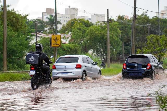 Pancada r&aacute;pida de chuva provoca alagamento na Av. Her&aacute;clito Diniz