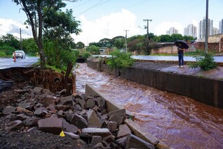 Pancada de chuva provoca alagamento na Av. Heráclito Diniz Pancada de chuva provoca alagamento na Av. Heráclito Diniz