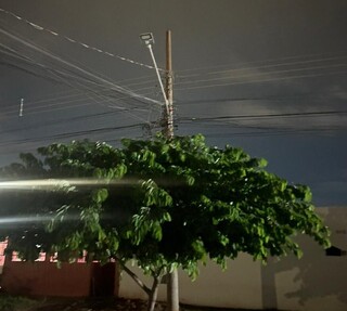 H&aacute; mais de seis meses, morador espera troca de l&acirc;mpada queimada na Vila Anah&iacute;