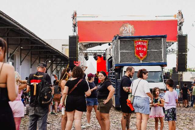Chuva atrasa, mas n&atilde;o espanta anima&ccedil;&atilde;o dos foli&otilde;es que curtem o Cord&atilde;o Valu
