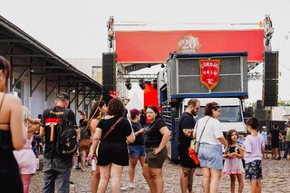 Chuva atrasa, mas n&atilde;o espanta anima&ccedil;&atilde;o dos foli&otilde;es que curtem o Cord&atilde;o Valu