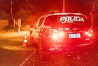 Briga em tabacaria termina com disparos e jovem ferida por estilha&ccedil;os