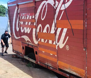 Após manobra errada, caminhão fica preso em buraco no Jardim Nhanhá Após manobra errada, caminhão fica preso em buraco no Jardim Nhanhá