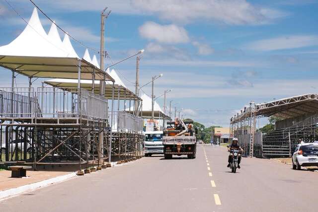 Desfile das escolas de samba espera levar 20 mil pessoas &agrave; Pra&ccedil;a do Papa