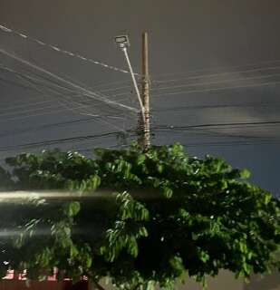 H&aacute; mais de seis meses, morador espera troca de l&acirc;mpada queimada na Vila Anah&iacute;