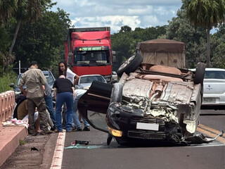 Ve&iacute;culo capota e deixa tr&ecirc;s feridos em trecho da BR-262